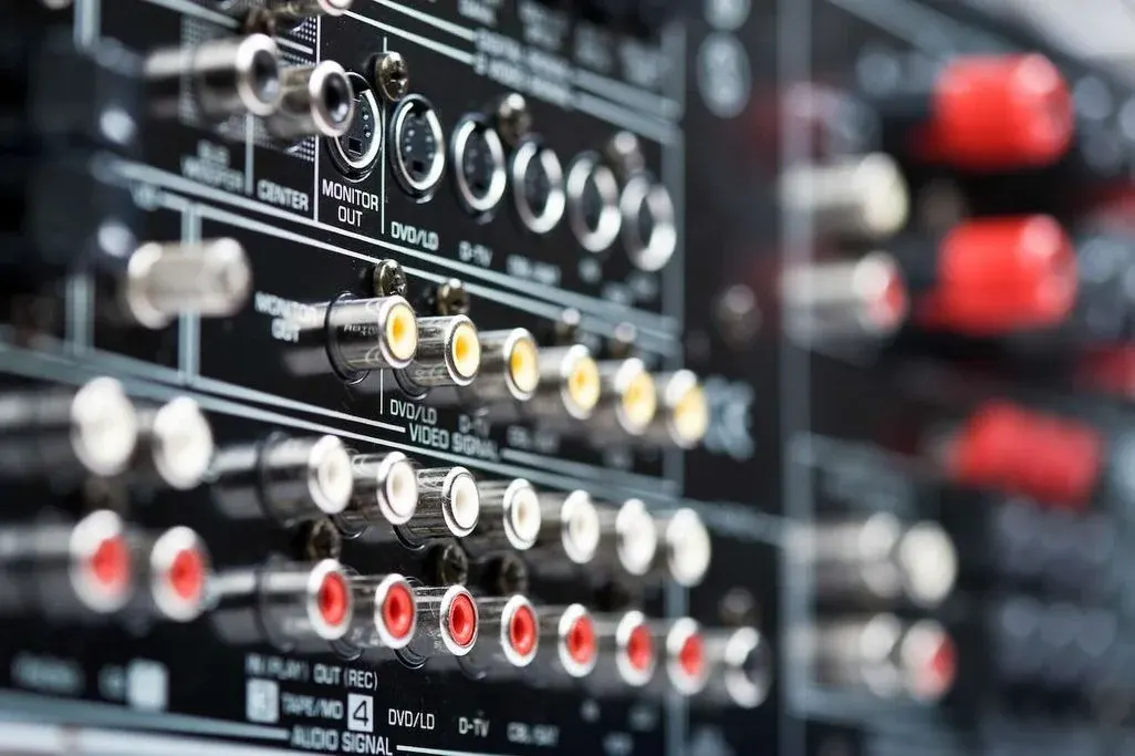 Die Anschlüsse eines AV Receivers