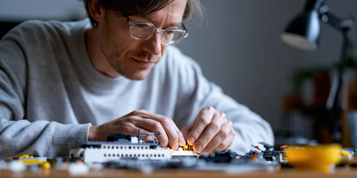 KI Generiertes Bild eines Mannes der Lego spielt