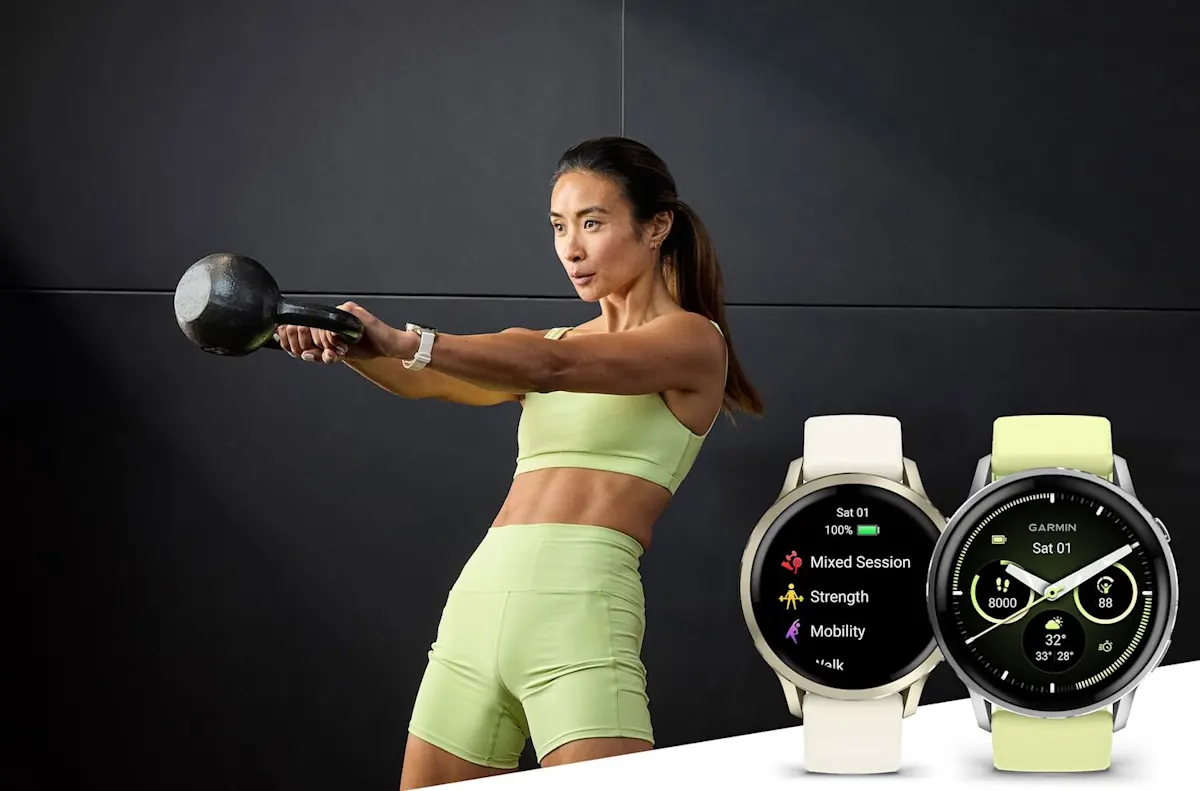 Eine Frau schwingt eine Cowbell mit gestreckten Armen nach vorne. Vorne rechts im Bild sind zwei unterschiedliche Modelle der Garmin Venu 4 zu sehen.