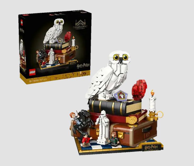 Ein weiße Lego Eule sitz auf einem Bücherstapel, Im Hintergrund die Lego Verpackung