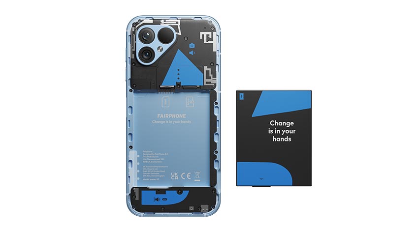 Ein blaues Fairphone ohne Rückseite und eine schwarze Box mit blauem Dreieck und Text „Change is in your hands“.