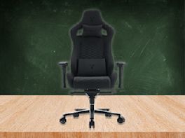 Ein Gaming-Sessel steht auf einem Holztisch.