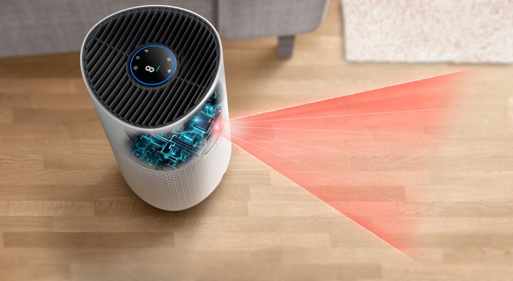 Luftreiniger mit sichtbaren technischen Komponenten und symbolischer Luftanalyse.