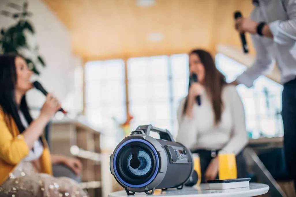 Karaoke mit Auf jeden Fall macht eine Karaoke-Party mit Boombox Spaß.