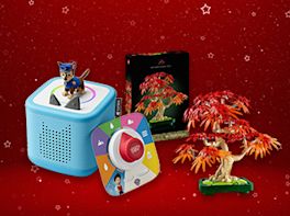 Ein Produktbild von eines Tonibox Startersets und einem Lego Bonsai-Baum Bausatz vor rot-weihnachtlichem Hintergrund.