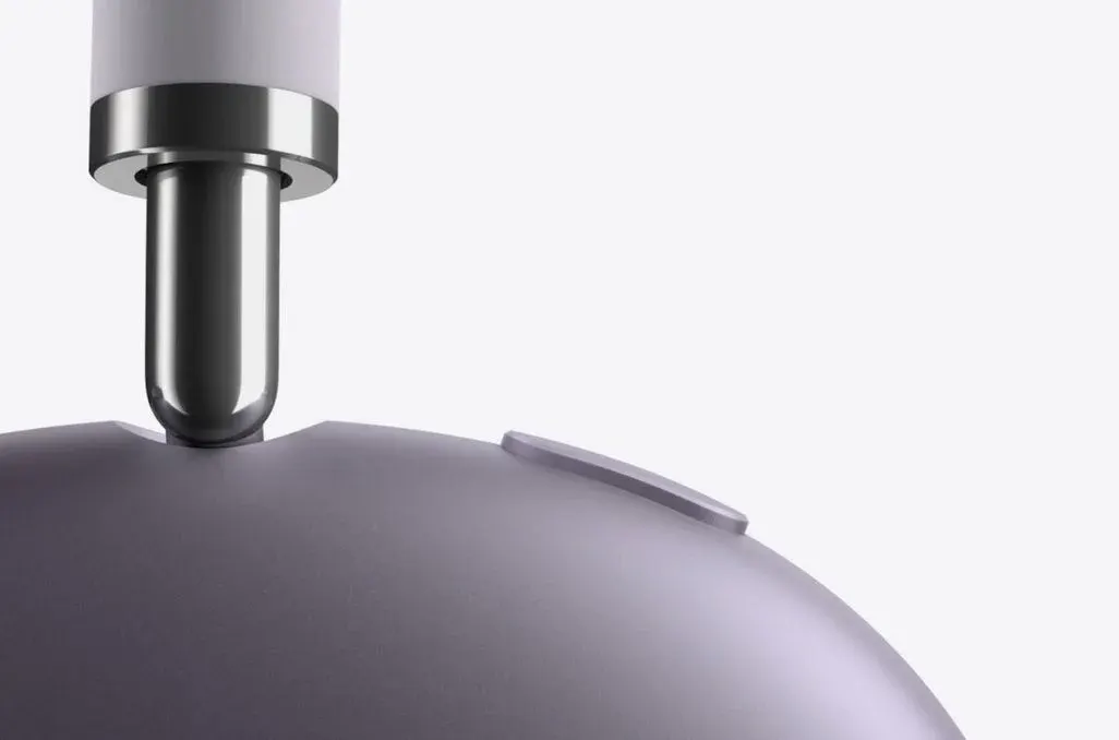 Moderne silberne Deckenleuchte mit metallic Halterung und weißem Leuchtenkopf. Minimalistische Design-Lampe auf hellem Hintergrund. Zeitgenössische Beleuchtungstechnik.