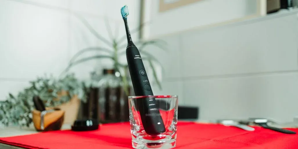 Schwarze Philips Sonicare Zahnbuerste im Ladeglas