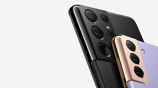 Zwei Smartphones: ein schwarzes mit sechs Kameras und ein lila-goldenes mit drei Kameras vor einem weißen Hintergrund.