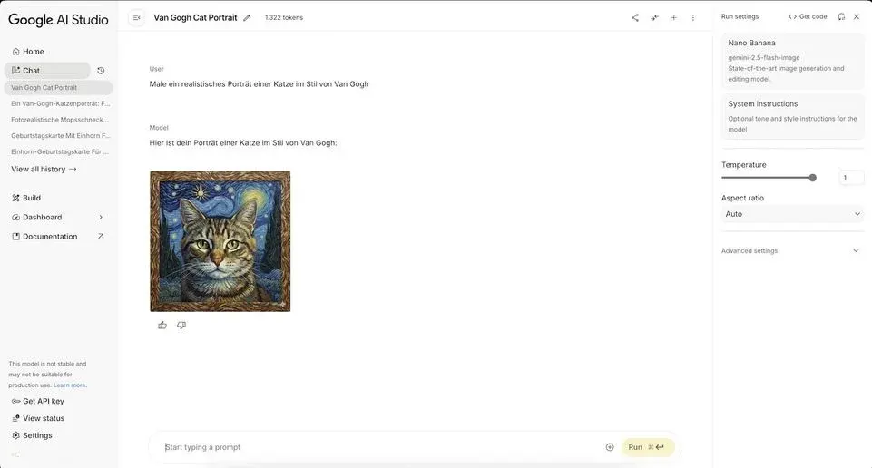Screenshot der Oberfläche von „Google AI Studio“. In der Mitte ist ein Chat mit dem Titel „Van Gogh Cat Portrait“ zu sehen. Oben steht die Nutzeranfrage auf Deutsch, eine realistische Katzen-Porträtzeichnung im Stil von Van Gogh zu erstellen. Darunter zeigt die Modellantwort ein quadratisches Bildrahmen-Mockup mit einem gemalten Katzenkopf vor einem Sternenhimmel im typischen Van-Gogh-Pinselstrich. Links befindet sich eine Seitenleiste mit Navigationseinträgen wie Home, Chat, Build, Dashboard und Documentation. Rechts sind „Run settings“ mit Modellname, System instructions, einem Temperatur-Schieberegler, Aspect ratio-Auswahl und Advanced settings zu sehen. Unten befindet sich das Eingabefeld und ein gelber „Run“-Button.