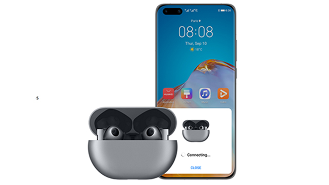 Ein Smartphone mit blauem Bildschirm zeigt 08:08 Uhr. Davor ein graues Etui mit schwarzen Kopfhörern. Eine Verbindungsanzeige ist zu sehen.