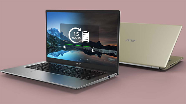 Zwei Laptops auf rosafarbenem Tisch. Der Bildschirm zeigt 15 Stunden Akkulaufzeit und eine Landschaft.