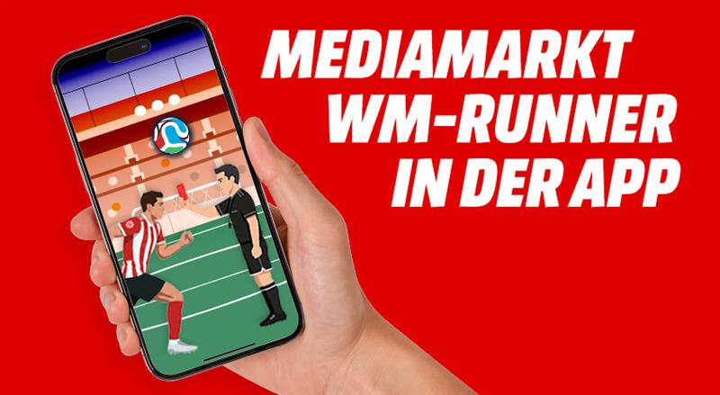 Eine Hand hält ein Smartphone, auf dessen Bildschirm ein Fußballspiel mit einem Spieler und einem Schiedsrichter zu sehen ist. Daneben steht in weißer, großer Schrift: „MediaMarkt WM-Runner in der App“ auf rotem Hintergrund.