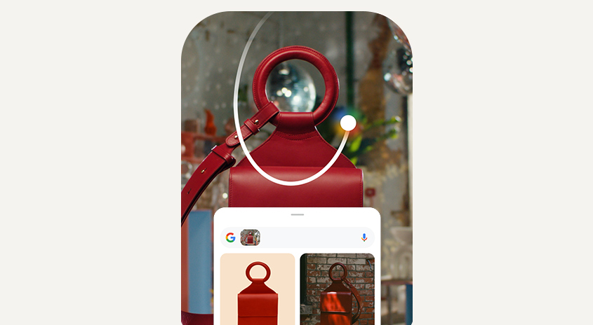 Rote Handtasche in einem Schaufenster, abgebildet auf einem Smartphone-Bildschirm. Die Google Lens App ist für die Suche geöffnet.