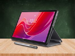 Ein Tablet steht auf einem Holztisch.