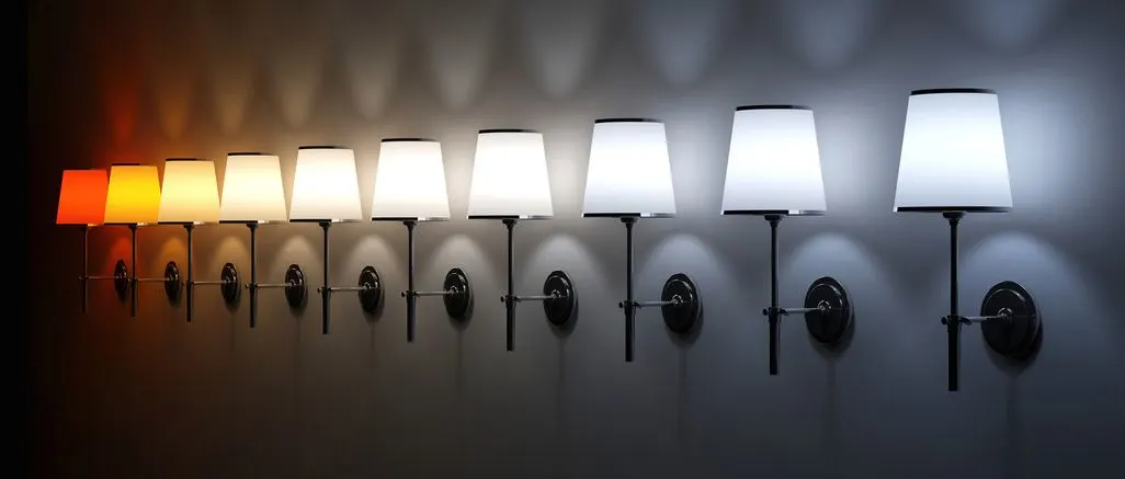 Wandleuchten mit Lampenschirmen zeigen verschiedene Lichtfarben von warm bis kalt.