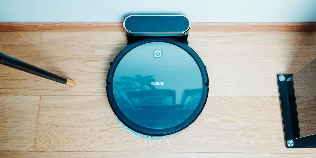 Koenic Saug- und Wischroboter bei der Ladestation