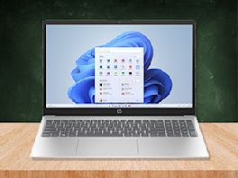 Ein Notebook steht auf einem Holztisch.