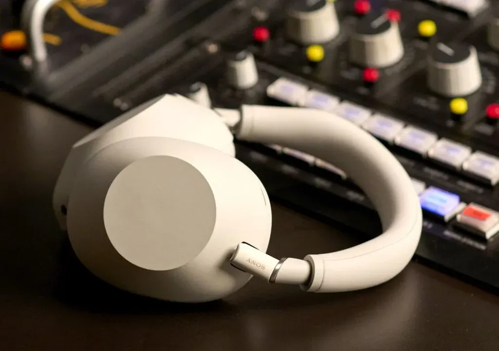 Weisse Sony WH-1000XM6 Kopfhörer