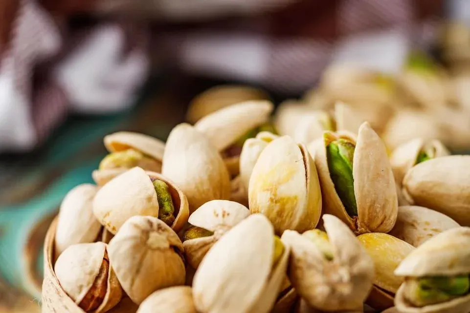 Pistazien in der Schale in einer Schüssel