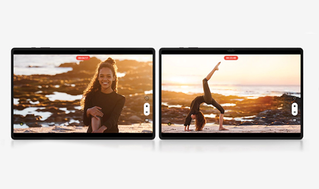 Zwei Tablets zeigen Videos am Strand. Eines zeigt eine sitzende Person, das andere eine Person in einer Yoga-Pose.
