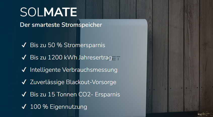 Ein Stromspeicher mit dem Markennamen SOLMATE vor einer Holzwand. Auf der linken Seite sind Produktvorteile aufgelistet.