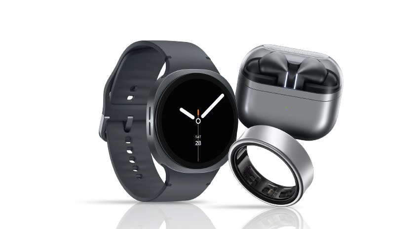 Man sieht eine Galaxy Smartwatch, Galaxy Ring & Galaxy Buds.