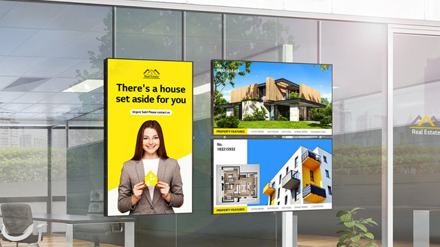 Displays mit Werbung für Immobilien am Gebäude eines Real Estate Büros.