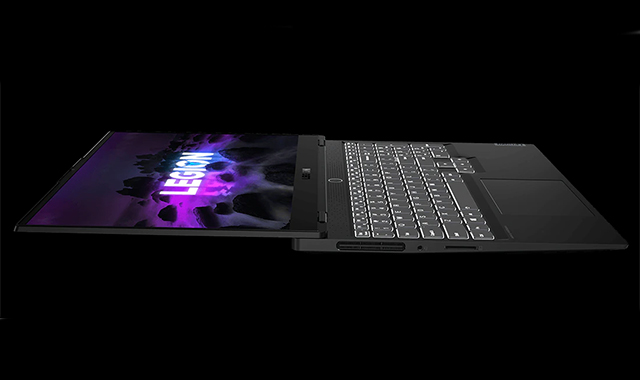 Ein schwarzer Laptop ist geöffnet, das Display zeigt in lila "LEGION", eine beleuchtete Tastatur ist sichtbar.