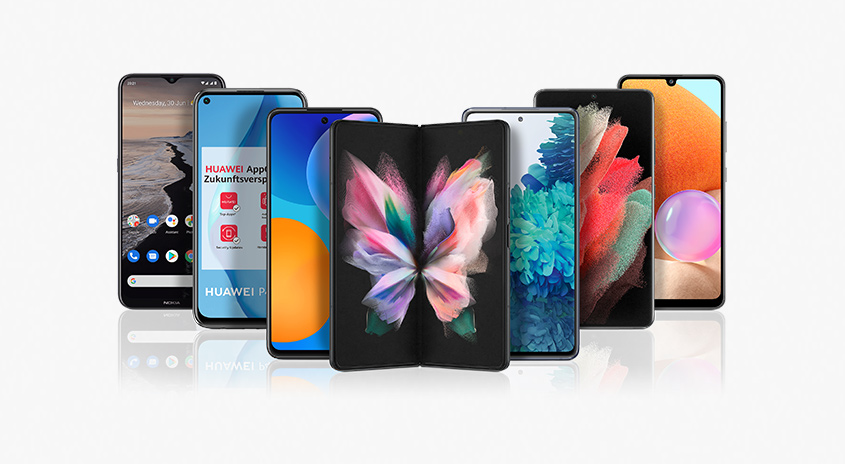 Sieben Smartphones stehen nebeneinander, einige mit farbigen Bildschirmen, eines ist aufgeklappt.