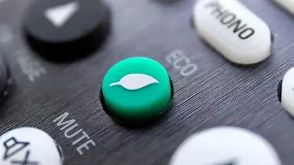 Taste mit Energiesparmodus auf einer Fernbedienung im Heimkino.