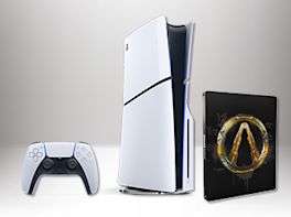 PlayStation 5 Konsole, einen weißen PS5-Controller und ein Spiel, alles nebeneinander platziert