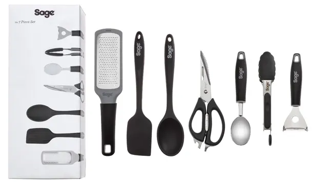 Küchenutensilien-Set von "Sage" mit Reibe, Spatel, Löffel, Schere, Servierlöffel und Sparschäler, neu in weißer Verpackung.