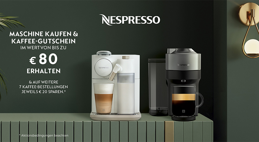 Zwei Kaffeemaschinen stehen auf einem Tresen vor einer grünen Wand mit Nespresso-Logo und Angebotstext.