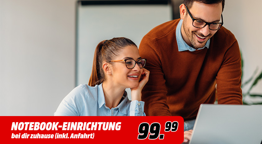 Ein grauer Laptop steht vor einer Frau in einem blauen Hemd. Eine rote Werbeanzeige mit einem Preis befindet sich im Vordergrund.