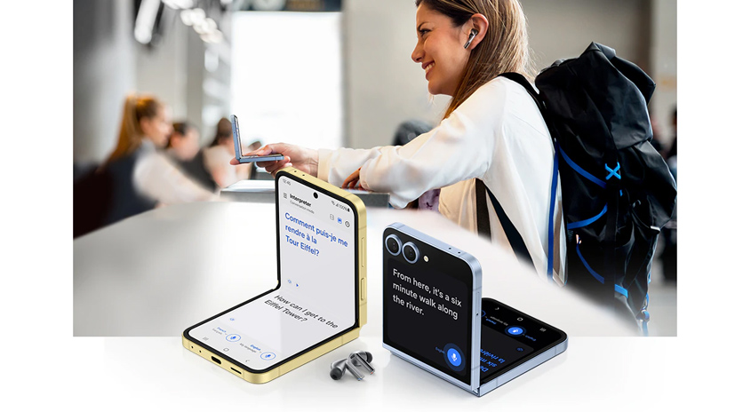 Zwei goldene und silberne Klapphandys stehen auf einem Tisch. Sie zeigen Text auf ihren Bildschirmen. Kopfhörer liegen daneben.