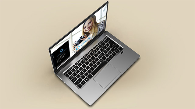 Ein silberner Laptop steht vor einem beigen Hintergrund. Auf dem Bildschirm ist ein Videoanruf mit einer Person zu sehen.