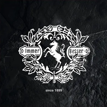 Weißes Logo auf schwarzem Grund mit dem Schriftzug „Immer Besser“ und einem Pferd im Lorbeerkranz, darunter „seit 1899“.