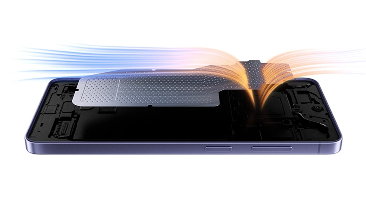 Abbildung eines geöffneten Smartphones, das von der Seite gezeigt wird. Im Inneren ist eine silberne Kühlplatte sichtbar, über der bunte Luftströme (blau und orange) verlaufen und die Wärmeableitung symbolisieren. Das Bild veranschaulicht das Kühlsystem des Smartphones.