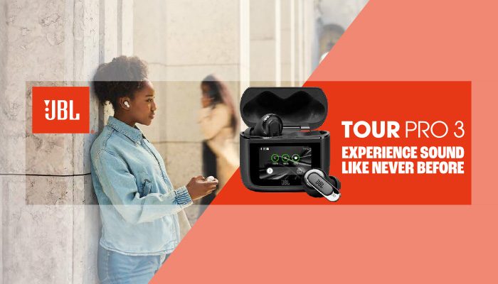 Eine Frau mit JBL Kopfhörern, daneben steht: JBL Tour Pro 3. Experience Sound Like Never Before.