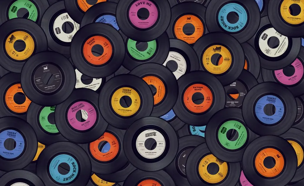 Viele bunte Schallplatten mit verschiedenen Labels übereinander gestapelt.