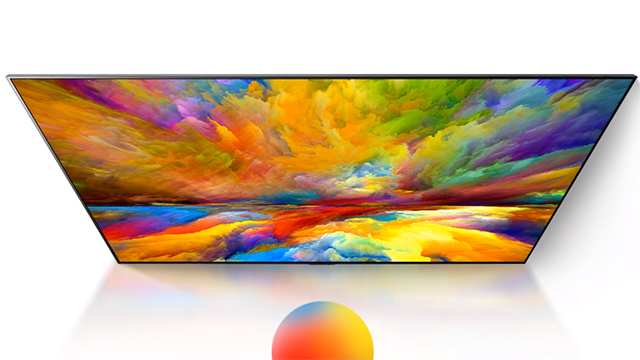 Ein Flachbildfernseher zeigt ein farbenfrohes abstraktes Landschaftsbild. Unten ist eine mehrfarbige Kugel auf einer weißen Oberfläche.