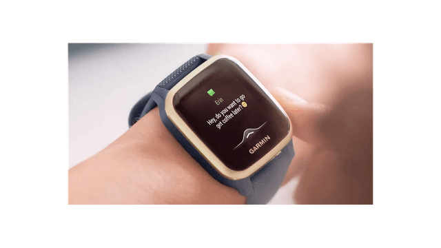 Eine Smartwatch mit blauem Armband am Handgelenk zeigt eine Nachricht von "Erin" an. Die Uhr hat einen goldenen Rahmen.