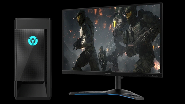 Schwarzer Computer-Tower mit blauem Logo neben Monitor, der eine dunkle militärische Szene zeigt. Beide Geräte stehen vor schwarzem Hintergrund.