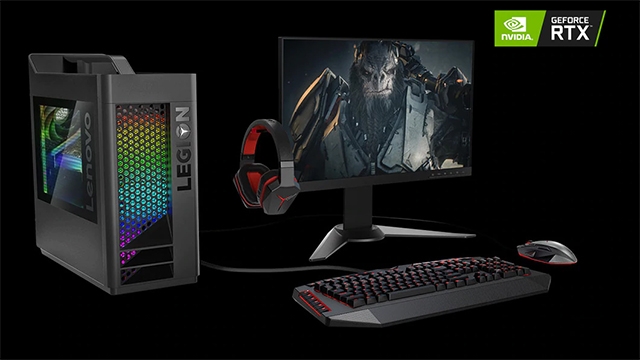 Ein Computer-Setup mit PC-Turm, Monitor, Kopfhörern, Tastatur und Maus auf schwarzem Hintergrund.