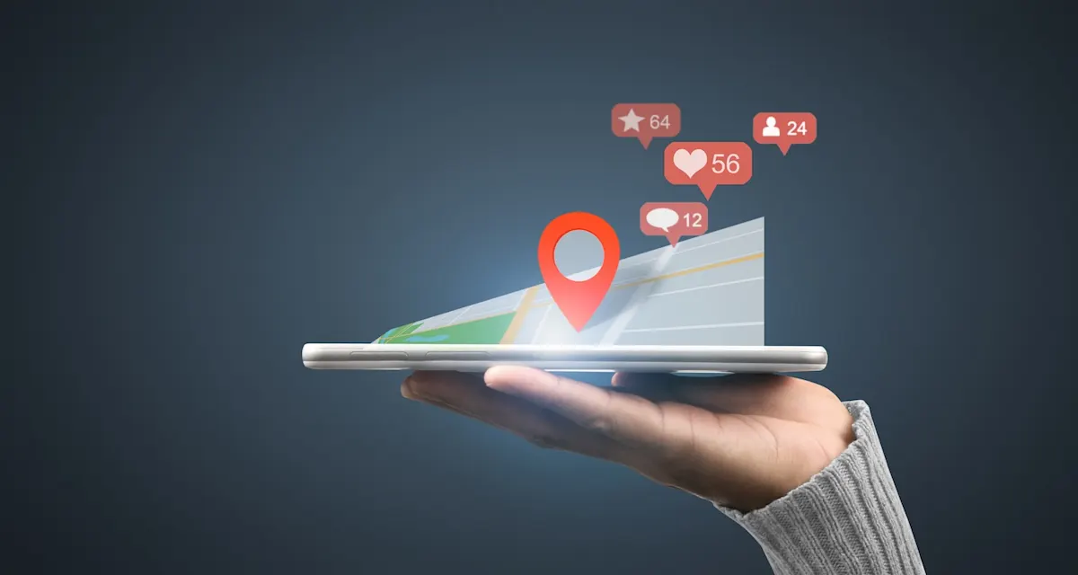 Hand hält Smartphone mit leuchtender Karte, roter Standortnadel und schwebenden roten Benachrichtigungsblasen (Stern, Herz, Sprechblase, Person).