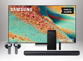 Samsung-Setup – großer Fernseher (Neo QLED) mit Soundbar, Subwoofer, Fernbedienung und kabellosen In-Ear-Kopfhörern.