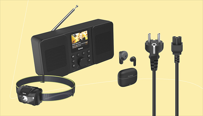 Vier Hama Elektronikprodukte auf gelbem Hintergrund: oben links ein schwarzes Hama Internetradio/DAB+-Radio mit Farbdisplay, ausfahrbarer Antenne und Lautsprechergittern, darunter eine schwarze Hama LED-Stirnlampe mit gelbgrünem Kopfband, mittig schwarze Hama True-Wireless-Earbuds mit geöffnetem schwarzen Ladecase (Hama-Logo), rechts ein schwarzes Hama Netzkabel mit Schuko-Stecker (Typ F) und C5-Kleeblattanschluss (Laptop-Stromkabel).
