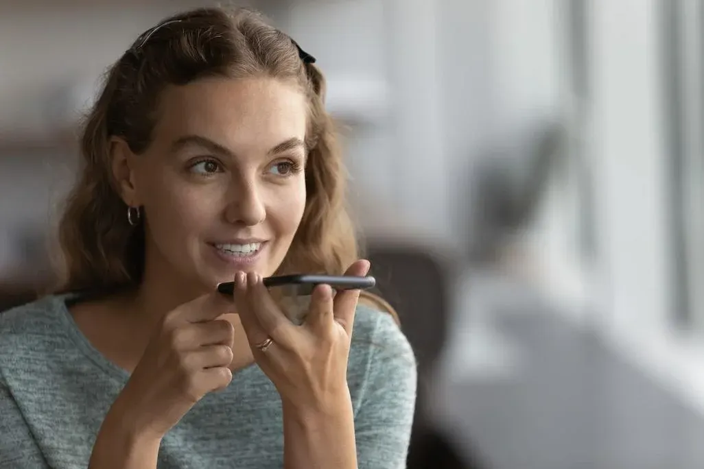 Eine Frau spricht in ein Smartphone