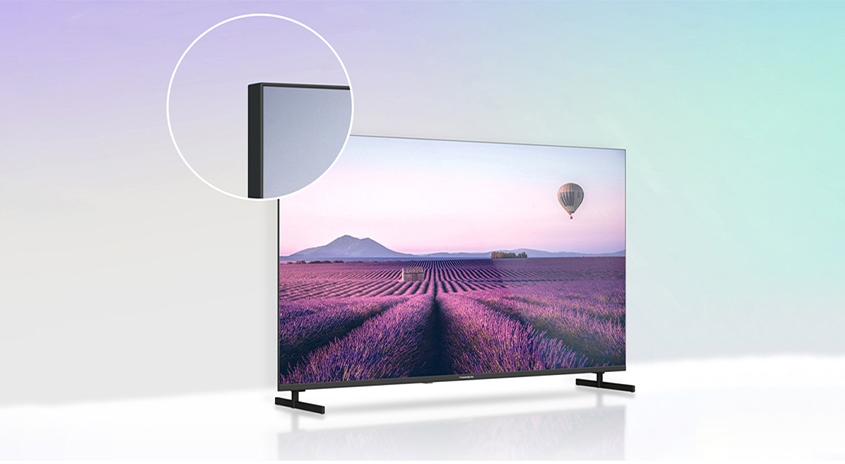 Ein Flachbildfernseher zeigt ein Lavendelfeld mit einem Heißluftballon unter einem hellen Himmel. Nahaufnahme der Bildschirmkante.