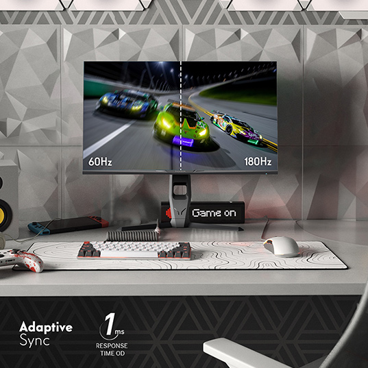 Ein Spiel-Setup mit einem Monitor, der ein Rennspiel mit Autos zeigt, einer Tastatur und einer Maus auf einem Schreibtisch.